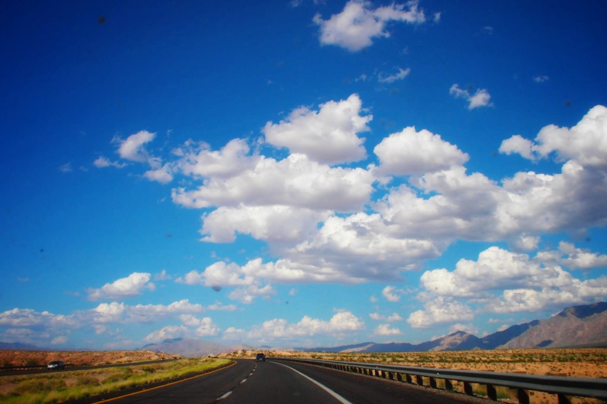 藍天-美麗的筆直道路和雲彩